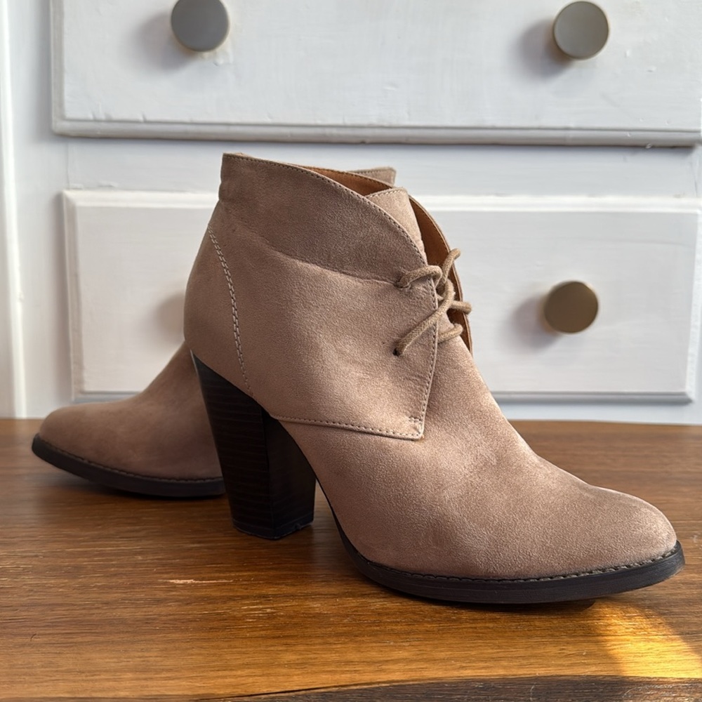 Leila Stone Celibeth faux suede bootie - 7.5 - taupe/nude/mauve color